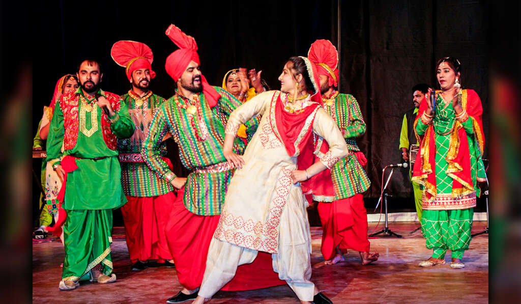 ਪੰਜਾਬ ਦੀ ਕਲਾ: ਰਿਵਾਇਤੀ ਖੁਸ਼ਬੋ, ਆਧੁਨਿਕਤਾ ਦੀ ਧੁਨ 5 Folk art and the spirit of tradition