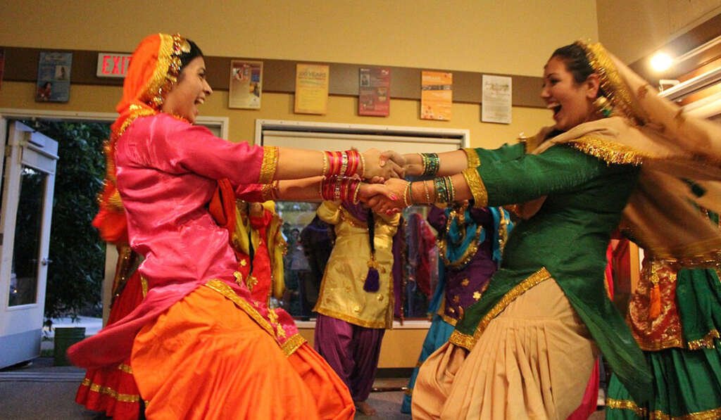 ਗਿੱਧਾ: ਸਮਾਜਿਕ ਮੁੱਦਿਆਂ ਅਤੇ ਸ਼ਕਤੀਕਰਨ ਲਈ ਔਰਤਾਂ ਦੇ ਸਮੂਹਾਂ ਦਾ ਮੰਚ 10 gidda Vibrant cultural form