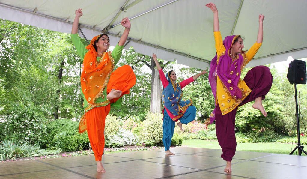 ਗਿੱਧਾ: ਸਮਾਜਿਕ ਮੁੱਦਿਆਂ ਅਤੇ ਸ਼ਕਤੀਕਰਨ ਲਈ ਔਰਤਾਂ ਦੇ ਸਮੂਹਾਂ ਦਾ ਮੰਚ 7 gidda choreography