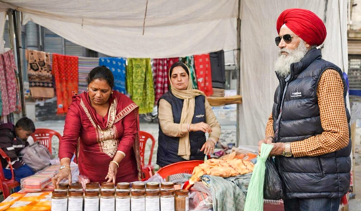 ਗੁਰਦਾਸਪੁਰ ਵਿੱਚ ਸੈਲਫ ਹੈਲਪ ਗਰੁੱਪਾਂ ਵੱਲੋਂ ਮਹਿਲਾਵਾਂ ਲਈ ਵਿਸ਼ੇਸ਼ ਕੈਂਪ, ਆਰਥਿਕ ਖੁਦਮੁਖਤਿਆਰੀ ਵੱਲ ਮਜ਼ਬੂਤ ਕਦਮ 3 Pic Credit: PB-SHABD