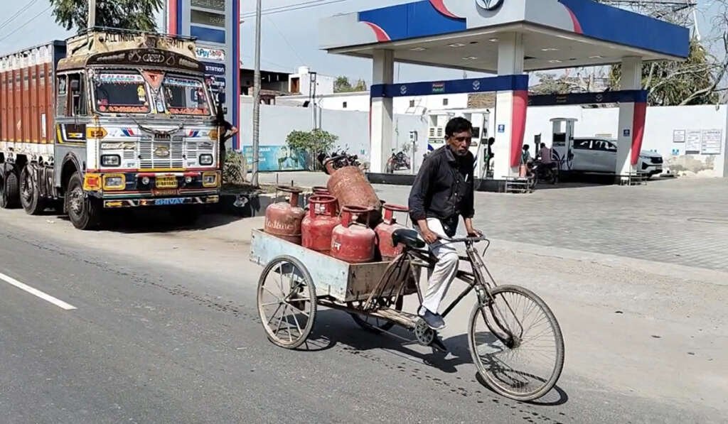 ਬਠਿੰਡਾ-ਫਾਜ਼ਿਲਕਾ 'ਚ ਜੰਗੀ ਹਾਲਾਤਾਂ ਦਾ ਅਸਰ: LPG ਸਪਲਾਈ ਲਈ ਨਵੀਆਂ ਹਦਾਇਤਾਂ ਜਾਰੀ 6 25 days gap