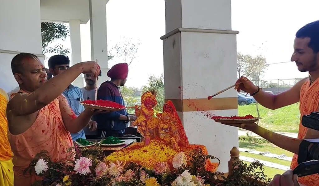 ਅੰਮ੍ਰਿਤਸਰ 'ਚ ਹੋਲੀ ਦੀ ਧੂਮ: ਮੰਦਰਾਂ ਵਿੱਚ ਵਰ੍ਹਿਆ ਗੁਲਾਲ ਅਤੇ ਸ਼ਰਧਾ ਦਾ ਰੰਗ 7 A message of love