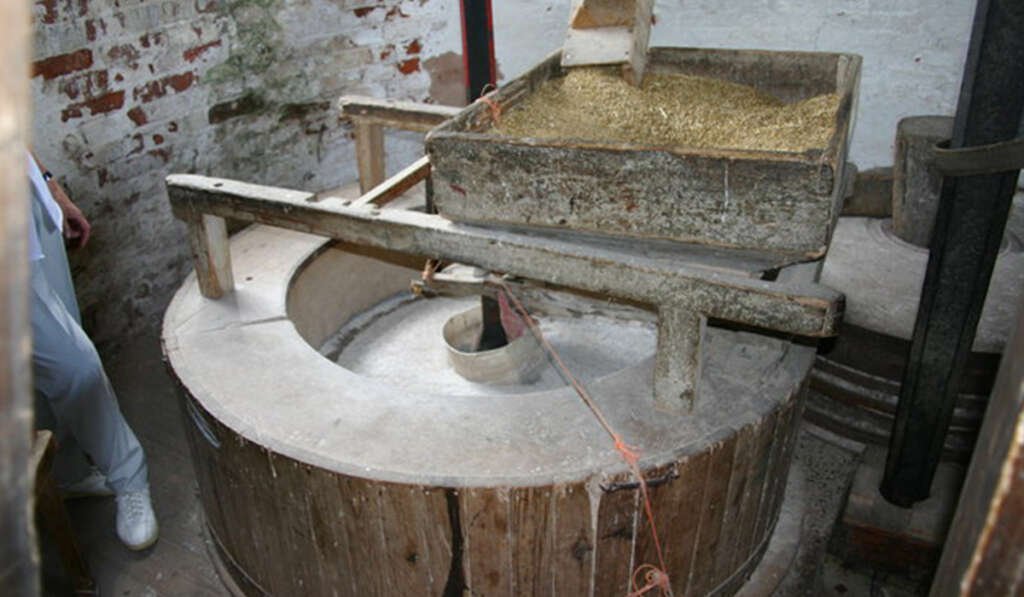 ਪਾਣੀ ਨਾਲ ਚੱਲਦੀ ਆਟਾ ਚੱਕੀ: ਇਕ ਪੁਰਾਤਨ ਵਿਰਾਸਤ 8 Advantages of a water powered flour mill