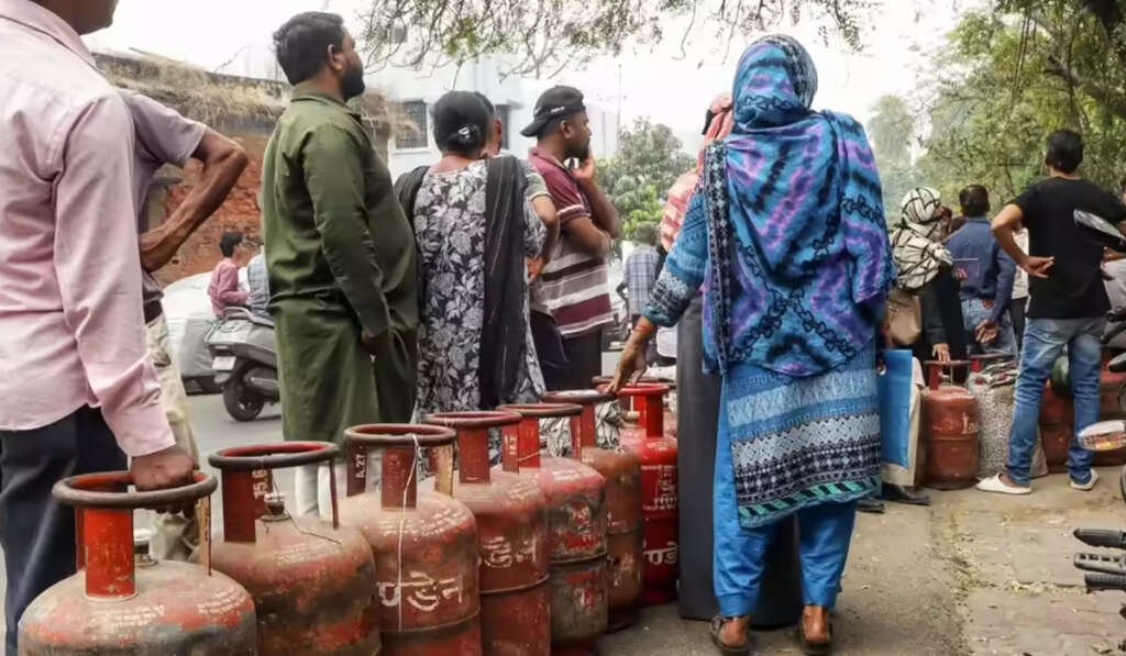 ਬਠਿੰਡਾ-ਫਾਜ਼ਿਲਕਾ 'ਚ ਜੰਗੀ ਹਾਲਾਤਾਂ ਦਾ ਅਸਰ: LPG ਸਪਲਾਈ ਲਈ ਨਵੀਆਂ ਹਦਾਇਤਾਂ ਜਾਰੀ 8 Appeal to avoid panic booking