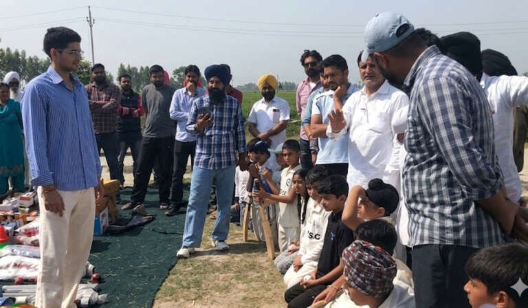 ਕ੍ਰਿਕਟਰ ਸ਼ੁਭਮਨ ਗਿੱਲ ਆਪਣੇ ਜੱਦੀ ਪਿੰਡ ਜੈਮਲਵਾਲਾ ਪਹੁੰਚੇ, ਬੱਚਿਆਂ ਨਾਲ ਖੇਡਿਆ ਕ੍ਰਿਕਟ ਅਤੇ ਵੰਡੀਆਂ ਕਿੱਟਾਂ 9 Cricketer Shubman Gill