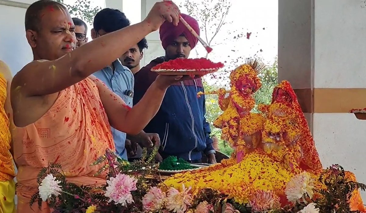 ਅੰਮ੍ਰਿਤਸਰ 'ਚ ਹੋਲੀ ਦੀ ਧੂਮ: ਮੰਦਰਾਂ ਵਿੱਚ ਵਰ੍ਹਿਆ ਗੁਲਾਲ ਅਤੇ ਸ਼ਰਧਾ ਦਾ ਰੰਗ 3 Holi in Amritsar