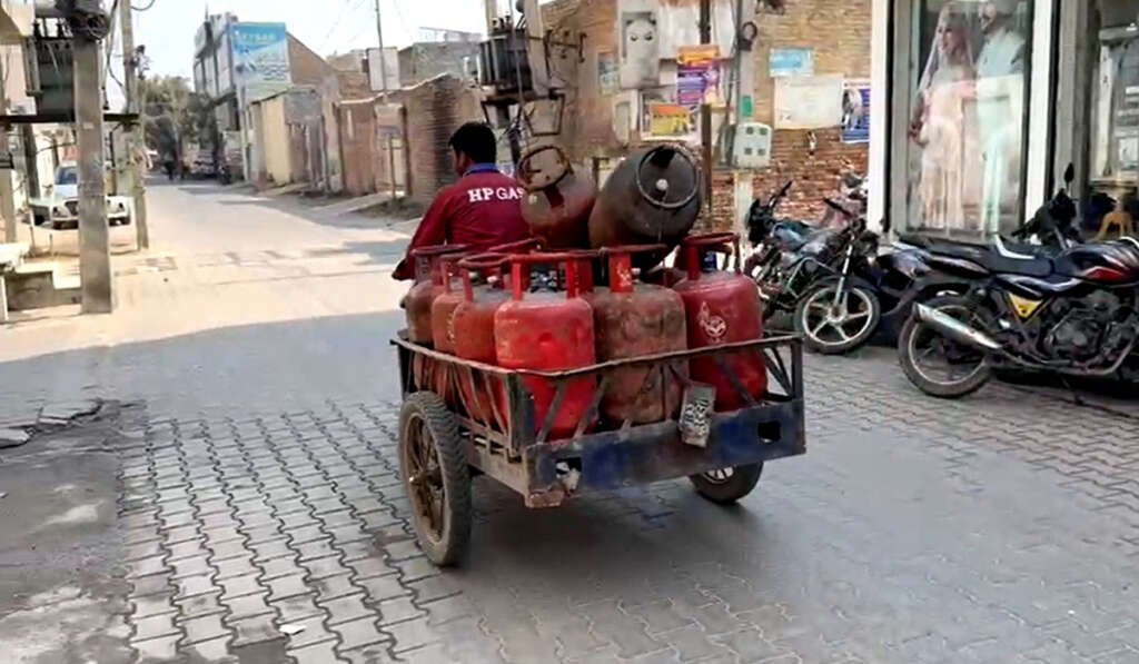 ਬਠਿੰਡਾ-ਫਾਜ਼ਿਲਕਾ 'ਚ ਜੰਗੀ ਹਾਲਾਤਾਂ ਦਾ ਅਸਰ: LPG ਸਪਲਾਈ ਲਈ ਨਵੀਆਂ ਹਦਾਇਤਾਂ ਜਾਰੀ 4 New booking policy for domestic consumers