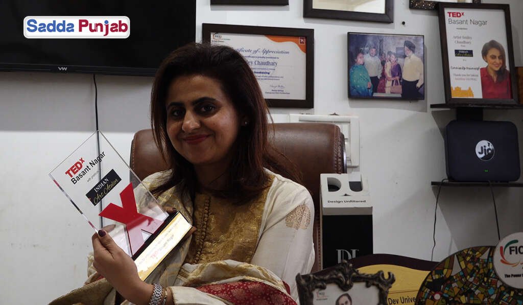 ਕਲਾ ਦੀ ਜਾਦੂਗਰਨੀ: ਸਮਾਇਲੀ ਚੌਧਰੀ ਨੇ ਅੰਮ੍ਰਿਤਸਰ ਦੀਆਂ ਕੰਧਾਂ ਨੂੰ ਦਿੱਤੀ ਨਵੀਂ ਰੂਹ 11 Smiley Chaudharys story