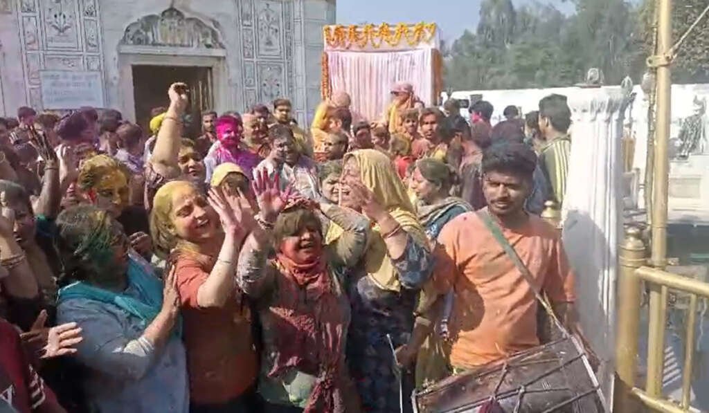 ਅੰਮ੍ਰਿਤਸਰ 'ਚ ਹੋਲੀ ਦੀ ਧੂਮ: ਮੰਦਰਾਂ ਵਿੱਚ ਵਰ੍ਹਿਆ ਗੁਲਾਲ ਅਤੇ ਸ਼ਰਧਾ ਦਾ ਰੰਗ 4 Sri Durgiana Temple