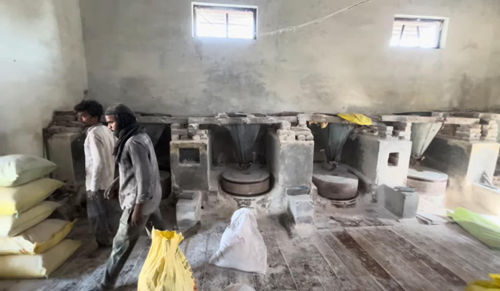 ਪਾਣੀ ਨਾਲ ਚੱਲਦੀ ਆਟਾ ਚੱਕੀ: ਇਕ ਪੁਰਾਤਨ ਵਿਰਾਸਤ 4 flour mill