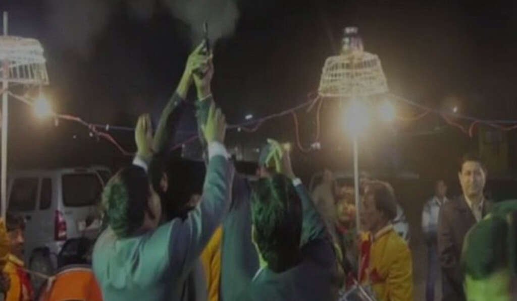 ਪੰਜਾਬ ਦੇ ਨੌਜਵਾਨਾਂ ਨੂੰ ਬੰਦੂਕਾਂ ਨਾਲ ਕੌਣ ਭਰਮਾ ਰਿਹਾ ਹੈ? – ਗੈਂਗਵਾਰ ਕਤਲਾਂ ਦੀ ਅੰਦਰੂਨੀ ਕਹਾਣੀ 4 waving licensed weapons at weddings