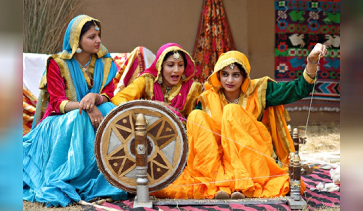 ਚਰਖਾ! ਪੰਜਾਬੀ ਸੱਭਿਆਚਾਰ ਦਾ ਅਨਿੱਖੜਵਾਂ ਅੰਗ ਅਤੇ ਤ੍ਰਿੰਝਣਾਂ ਦੀ ਰੂਹ 3 Charkha An integral part of Punjabi culture
