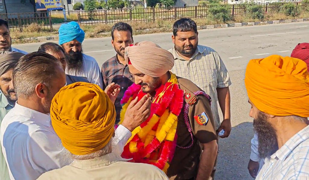 ਪਿੰਡ ਬਾਲਦ ਕਲਾਂ ਦੇ ਡਾ. ਜਸਪਾਲ ਸਿੰਘ ਨੇ ਵਧਾਇਆ ਮਾਣ, ਸਹਾਇਕ ਪ੍ਰੋਫੈਸਰ ਤੋਂ ਬਣੇ ਭਾਰਤੀ ਫ਼ੌਜ ‘ਚ ਲੈਫਟੀਨੈਂਟ 4 Warm and grand welcome