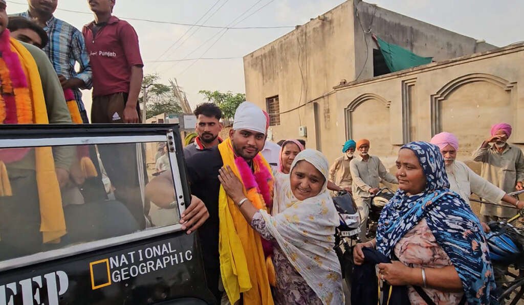 New Zealand ਦੇ ਮੈਦਾਨਾਂ 'ਚ ਚਮਕਿਆ ਬੁੱਲਟ ਘੋੜੇਨਬੀਆ, ਪਿੰਡ ਵਾਸੀਆਂ ਵੱਲੋਂ ਮੋਟਰਸਾਈਕਲ ਨਾਲ ਕੀਤਾ ਵਿਸ਼ੇਸ਼ ਸਨਮਾਨ 5 Bullet Ghodenbia