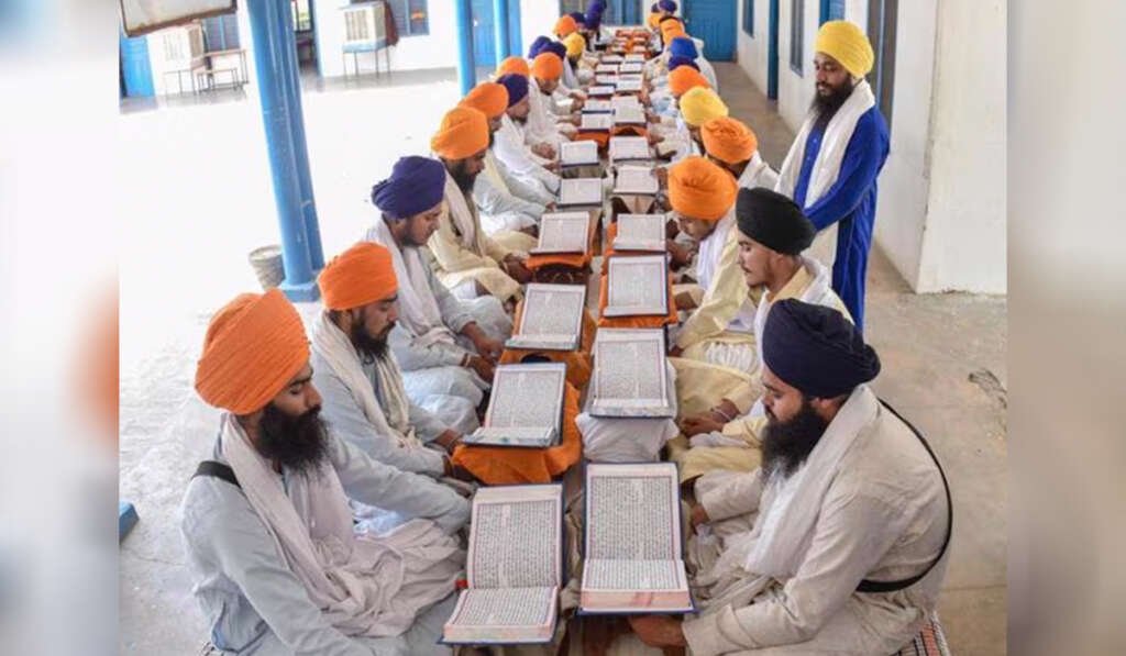 ਦਮਦਮੀ ਟਕਸਾਲ: ਸਿੱਖ ਪੰਥ ਦੀ ਇੱਕ ਪ੍ਰਸਿੱਧ ਧਾਰਮਿਕ ਅਤੇ ਵਿਦਿਅਕ ਸੰਸਥਾ 4 Sikh lover Singh was reciting the Nitnem