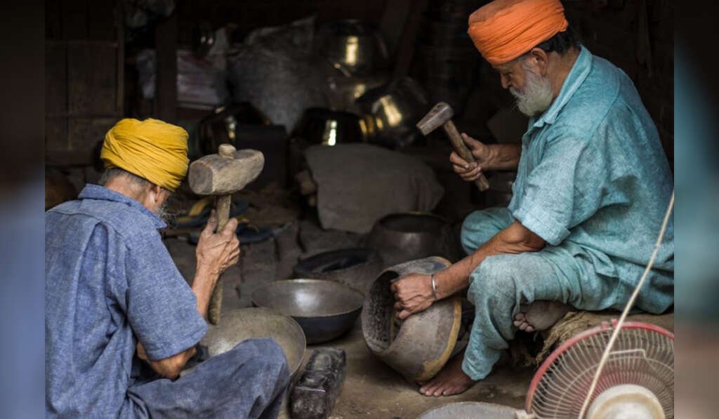 ਪਿੱਤਲ ਦੇ ਭਾਂਡਿਆਂ ਦੀ ਵਿਰਾਸਤ; ਰਸੋਈ ਦੀ ਸ਼ਾਨ ਤੋਂ ਲੈ ਕੇ ਸਿਹਤ ਸੁਰੱਖਿਆ ਤੱਕ…! 5 only elderly artisans are left
