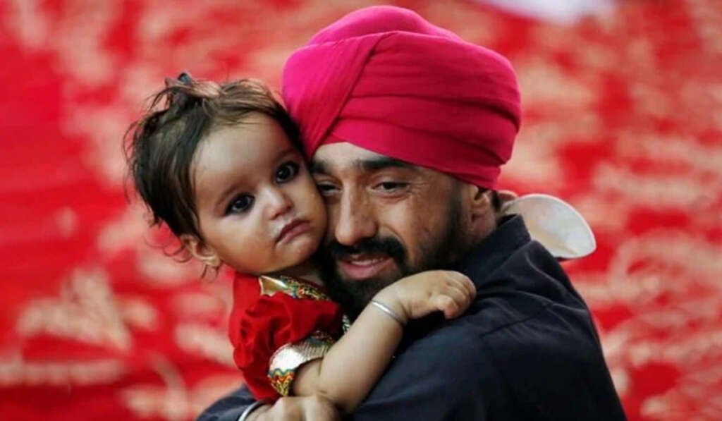 ਫਾਦਰਜ਼ ਡੇਅ 2026: ਪਿਤਾ ਮਜ਼ਬੂਤ ਹੁੰਦੇ ਨੇ, ਇਸ ਧਾਰਨਾ ਦੇ ਪਿੱਛੇ ਲੁਕੀ ਹਕੀਕਤ 7 not just a personal weakness