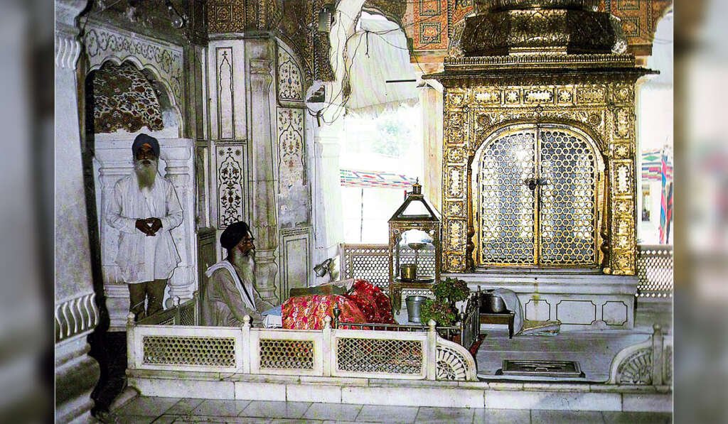 ਅਕਾਲ ਤਖ਼ਤ ਸਾਹਿਬ: ਸੱਚ, ਨਿਆਂ ਅਤੇ ਸੰਘਰਸ਼ ਦੀ ਮਹਾਨ ਵਿਰਾਸਤ 4 Guru Arjan Dev Ji used to sit on a bed