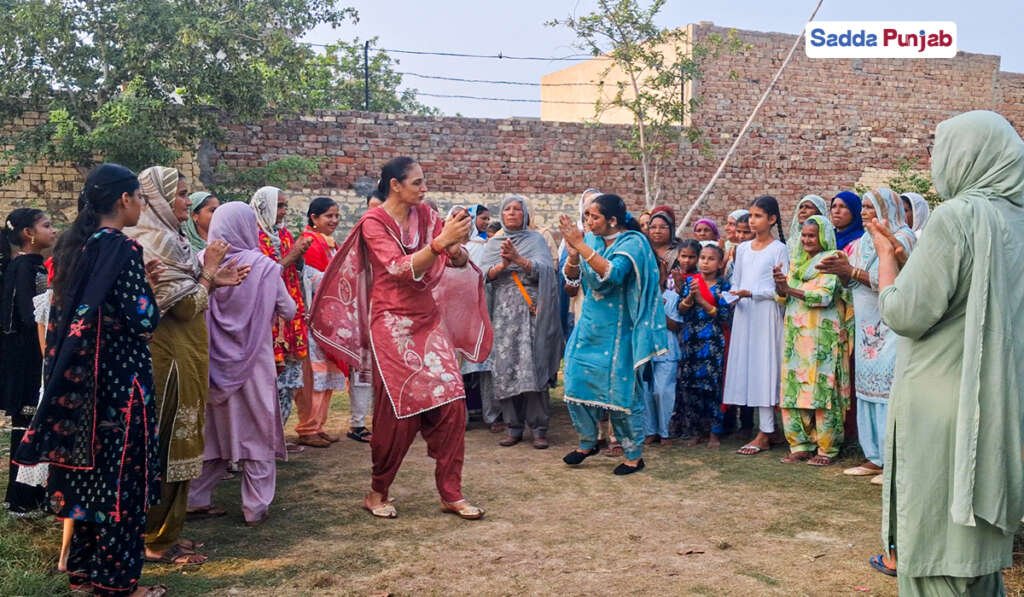ਸਾਂਝ ਅਤੇ ਪਿਆਰ ਦਾ ਪ੍ਰਤੀਕ ‘ਤੀਆਂ’: ਜਾਣੋ ਇਸ ਦਾ ਇਤਿਹਾਸ, ਸੱਭਿਆਚਾਰਕ ਮਹੱਤਵ ਅਤੇ ਬਦਲਦਾ ਰੂਪ-ਰੰਗ 4 History and Cultural Significance of Teej