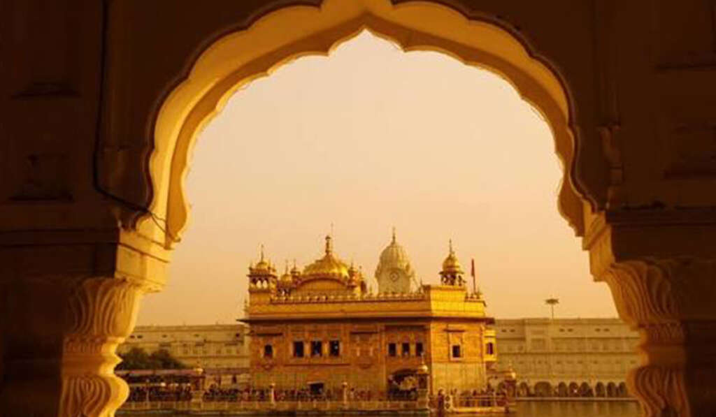 ਚੜ੍ਹਦੀ ਕਲਾ, ਮਾਣ ਅਤੇ ਜ਼ਿੰਦਾਦਿਲੀ ਦੀ ਕਹਾਣੀ: ਜਾਣੋ ਕਿਉਂ ਪੂਰੀ ਦੁਨੀਆ ਤੋਂ ਵੱਖਰਾ ਹੈ ਪੰਜਾਬ 5 Sri Harmandir Sahib