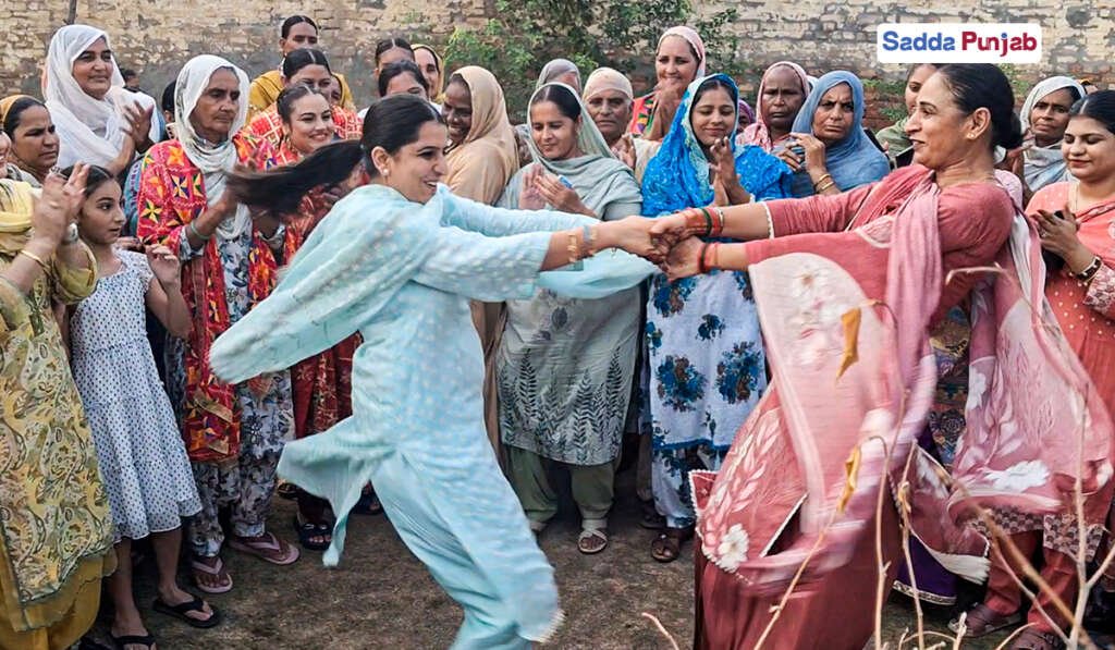 ਸਾਂਝ ਅਤੇ ਪਿਆਰ ਦਾ ਪ੍ਰਤੀਕ ‘ਤੀਆਂ’: ਜਾਣੋ ਇਸ ਦਾ ਇਤਿਹਾਸ, ਸੱਭਿਆਚਾਰਕ ਮਹੱਤਵ ਅਤੇ ਬਦਲਦਾ ਰੂਪ-ਰੰਗ 7 The main difference between old and new Teejs