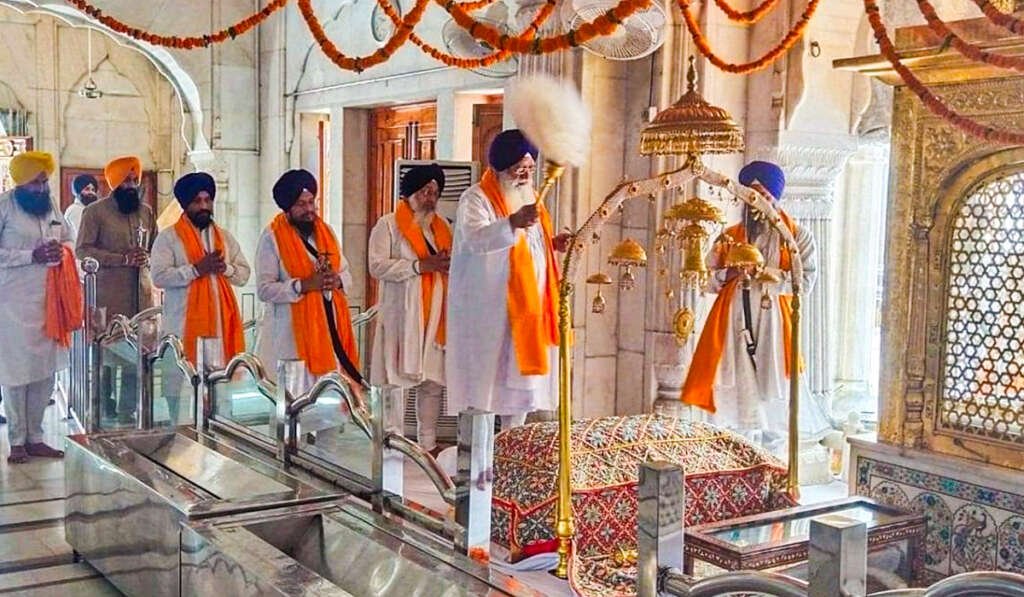 ਅਕਾਲ ਤਖ਼ਤ ਸਾਹਿਬ: ਸੱਚ, ਨਿਆਂ ਅਤੇ ਸੰਘਰਸ਼ ਦੀ ਮਹਾਨ ਵਿਰਾਸਤ 7 bowed down inside Sri Harmandir Sahib