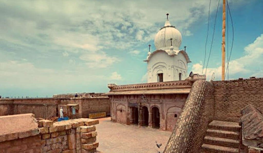 ਭਾਰਤ ਦਾ ਸਭ ਤੋਂ ਪ੍ਰਾਚੀਨ ਜਿਊਂਦਾ ਇਤਿਹਾਸ; ਬਠਿੰਡਾ ਦਾ ਇਤਿਹਾਸਕ 'ਕਿਲ੍ਹਾ ਮੁਬਾਰਕ' 7 Gurdwara Sri Qila Mubarak Sahib