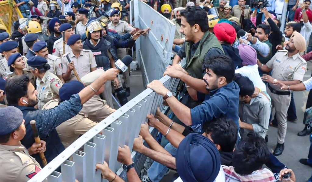 ਪੰਜਾਬ ਦਾ ਸਮਾਜਿਕ-ਆਰਥਿਕ ਸੰਕਟ! ਲੋਕਤੰਤਰੀ ਹੱਕ, ‘ਧਰਨਾਲੈਂਡ’ ਦਾ ਸੂਬੇ ਦੇ ਵਿਕਾਸ 'ਤੇ ਪ੍ਰਭਾਵ 4 Punjab changing