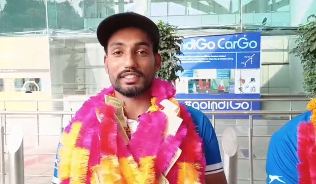 ਜੂਨੀਅਰ ਏਸ਼ੀਆ ਕੱਪ ਜਿੱਤ ਕੇ ਪਰਤੇ ਹਾਕੀ ਖਿਡਾਰੀ ਮਨਮੀਤ ਸਿੰਘ ਦਾ ਅੰਮ੍ਰਿਤਸਰ ਹਵਾਈ ਅੱਡੇ ’ਤੇ ਨਿੱਘਾ ਸਵਾਗਤ 4 Expressing joy