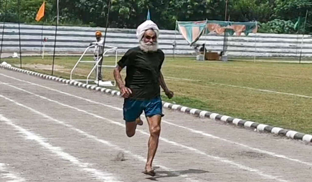 ਰਿਟਾਇਰਮੈਂਟ ਤੋਂ ਬਾਅਦ ਵੀ ਮੈਦਾਨ ਵਿੱਚ ਵਾਪਸੀ: ‘ਖੇਡਾਂ ਵਤਨ ਪੰਜਾਬ ਦੀਆਂ’ ਕਿਵੇਂ ਬਜ਼ੁਰਗ ਪੰਜਾਬੀਆਂ ਲਈ ਖੋਲ੍ਹ ਰਹੀਆਂ ਨੇ ਖੇਡਾਂ ਦੇ ਦਰਵਾਜ਼ੇ 5 Running and Winning Two Medals at Age 72