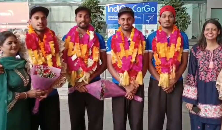 ਜੂਨੀਅਰ ਏਸ਼ੀਆ ਕੱਪ ਜਿੱਤ ਕੇ ਪਰਤੇ ਹਾਕੀ ਖਿਡਾਰੀ ਮਨਮੀਤ ਸਿੰਘ ਦਾ ਅੰਮ੍ਰਿਤਸਰ ਹਵਾਈ ਅੱਡੇ ’ਤੇ ਨਿੱਘਾ ਸਵਾਗਤ 11 hockey player Manmeet Singh
