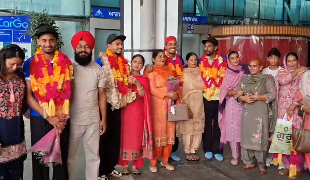ਜੂਨੀਅਰ ਏਸ਼ੀਆ ਕੱਪ ਜਿੱਤ ਕੇ ਪਰਤੇ ਹਾਕੀ ਖਿਡਾਰੀ ਮਨਮੀਤ ਸਿੰਘ ਦਾ ਅੰਮ੍ਰਿਤਸਰ ਹਵਾਈ ਅੱਡੇ ’ਤੇ ਨਿੱਘਾ ਸਵਾਗਤ 5 sports enthusiasts congratulated