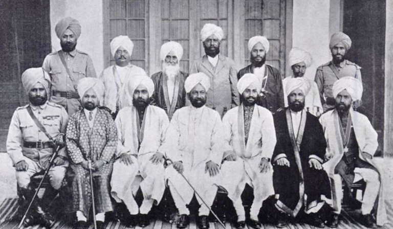 ਫ਼ਰੀਦਕੋਟ ਦੀ ਅਮੀਰ ਵਿਰਾਸਤ: ਮੋਕਲ ਨਗਰ ਤੋਂ ਸਿੱਖ ਰਿਆਸਤ ਤੱਕ ਦਾ ਇਤਿਹਾਸਕ ਤੇ ਸੱਭਿਆਚਾਰਕ ਸਫ਼ਰ 5 A photograph of a group of state officials from the Faridkot Princely State