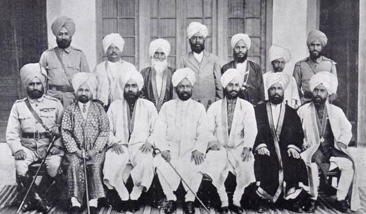 ਫ਼ਰੀਦਕੋਟ ਦੀ ਅਮੀਰ ਵਿਰਾਸਤ: ਮੋਕਲ ਨਗਰ ਤੋਂ ਸਿੱਖ ਰਿਆਸਤ ਤੱਕ ਦਾ ਇਤਿਹਾਸਕ ਤੇ ਸੱਭਿਆਚਾਰਕ ਸਫ਼ਰ 3 A photograph of a group of state officials from the Faridkot Princely State