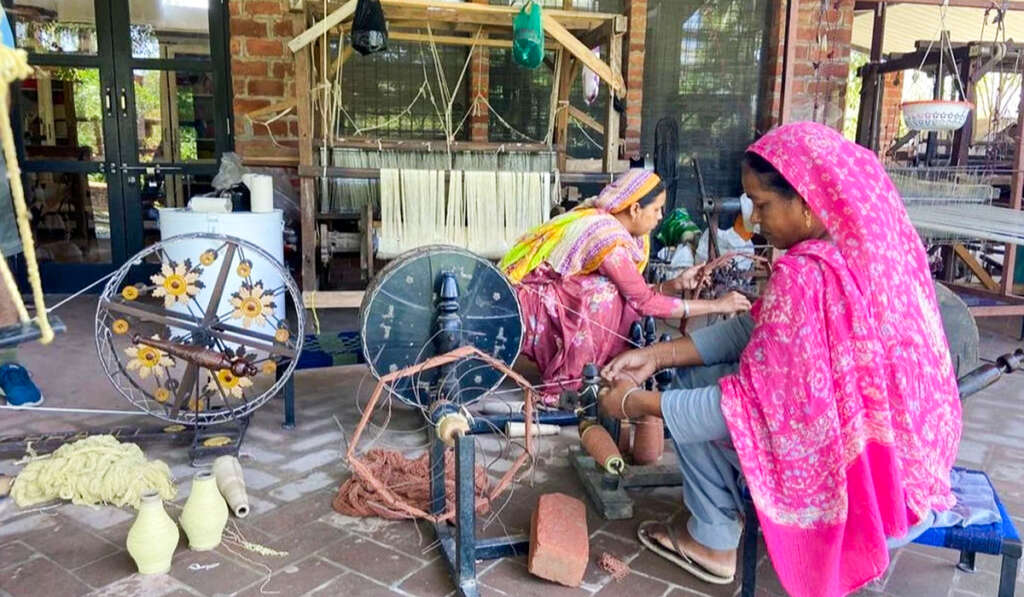 ਧੁੱਪ, ਸਲਾਈਆਂ ਅਤੇ ਮੋਹ ਦੀਆਂ ਤੰਦਾਂ: ਕਿਵੇਂ ਪੰਜਾਬ ਦੇ ਵਿਹੜਿਆਂ ‘ਚ ਪਹੁੰਚੀ ਸੀ ਬੁਣਤੀ ਦੀ ਕਲਾ? 4 Forgotten Craft image