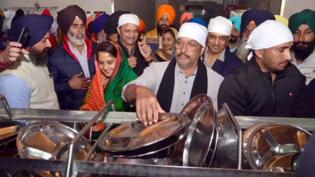 ਪਰਦੇ ਦੇ ‘ਕ੍ਰਾਂਤੀਵੀਰ’ ਤੋਂ ਹਰਿਮੰਦਰ ਸਾਹਿਬ ਦੇ ਸੇਵਾਦਾਰ ਤੱਕ, ਨਾਨਾ ਪਾਟੇਕਰ ਦੀਆਂ ਉਹ ਯਾਦਾਂ ਜੋ ਪੰਜਾਬ ਕਦੇ ਨਹੀਂ ਭੁੱਲੇਗਾ 4 nana doing sewa